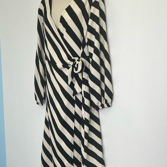 H&M - Black And White Stripe Balloon Long Sleeve Wrap Dress Size Medium - Picture 6 of 12